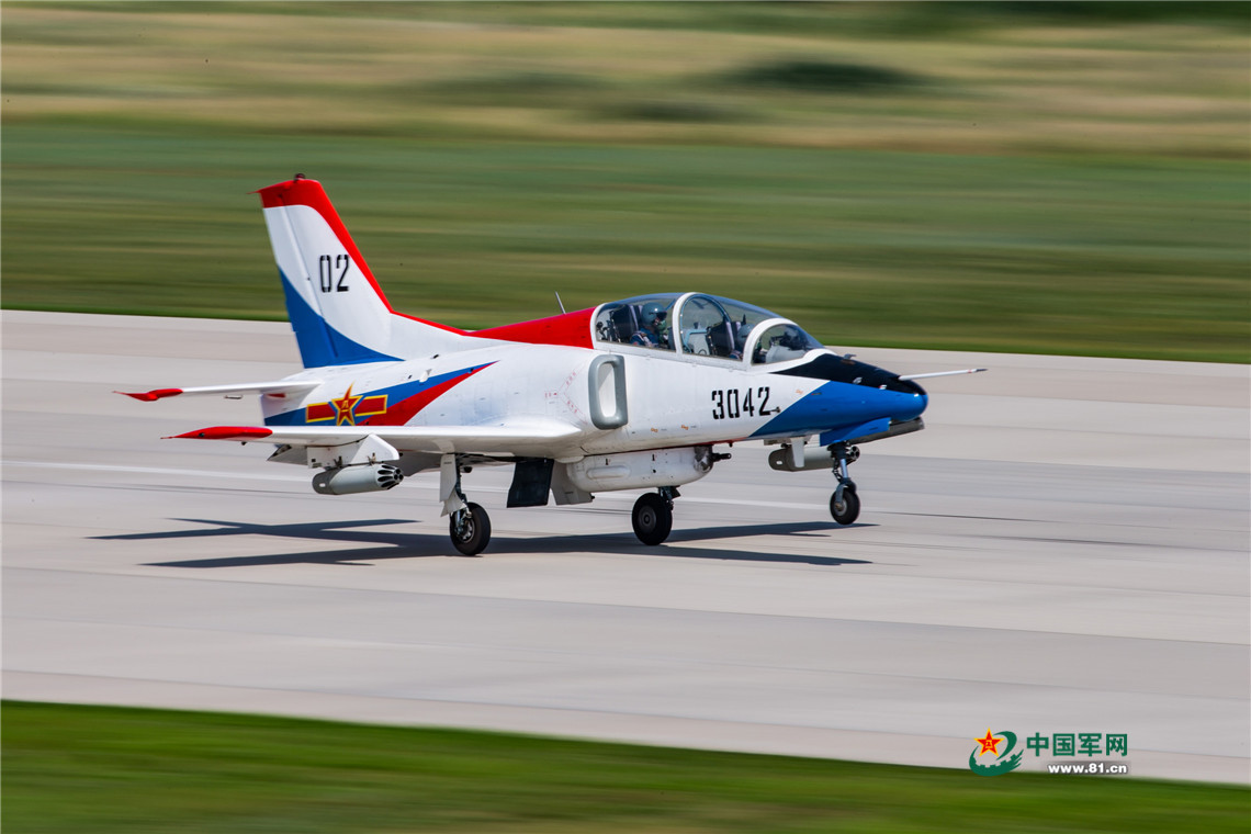 13 航空飞镖开赛军迷快来数飞机