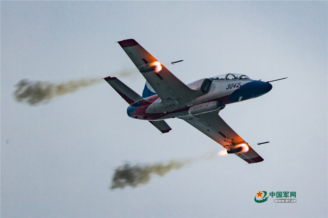 杨盼摄影   中国空军教-8强击机正面照.