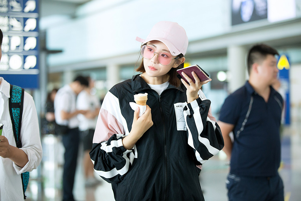 10 "长腿星"牟星机场画报 吃货形象软萌可爱