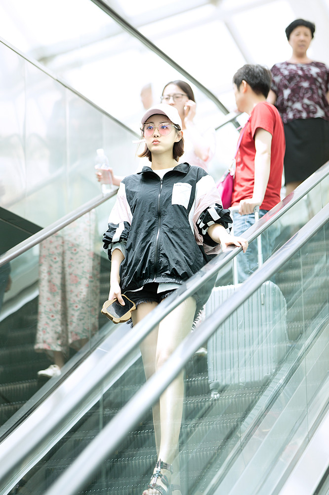 10 "长腿星"牟星机场画报 吃货形象软萌可爱