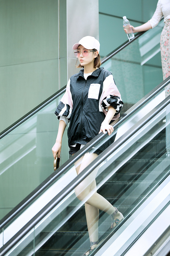 长腿星牟星机场画报吃货形象软萌可爱