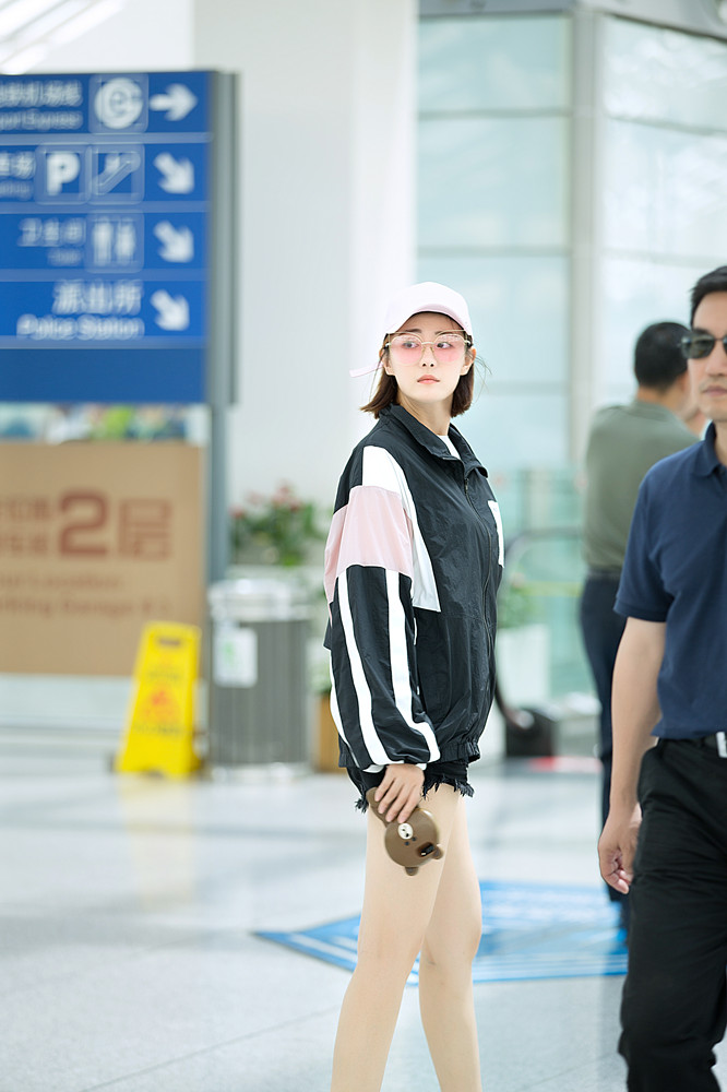 10 "长腿星"牟星机场画报 吃货形象软萌可爱