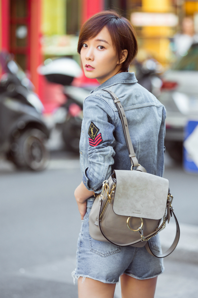 5 王珞丹牛仔加身漫步巴黎街头 回眸浅笑清新可人