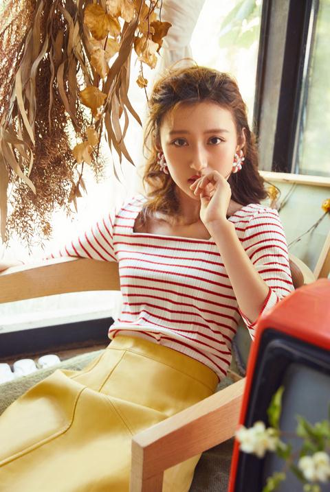 鬼马精灵小金牙曝最新写真 张鑫挑战淡雅轻熟风