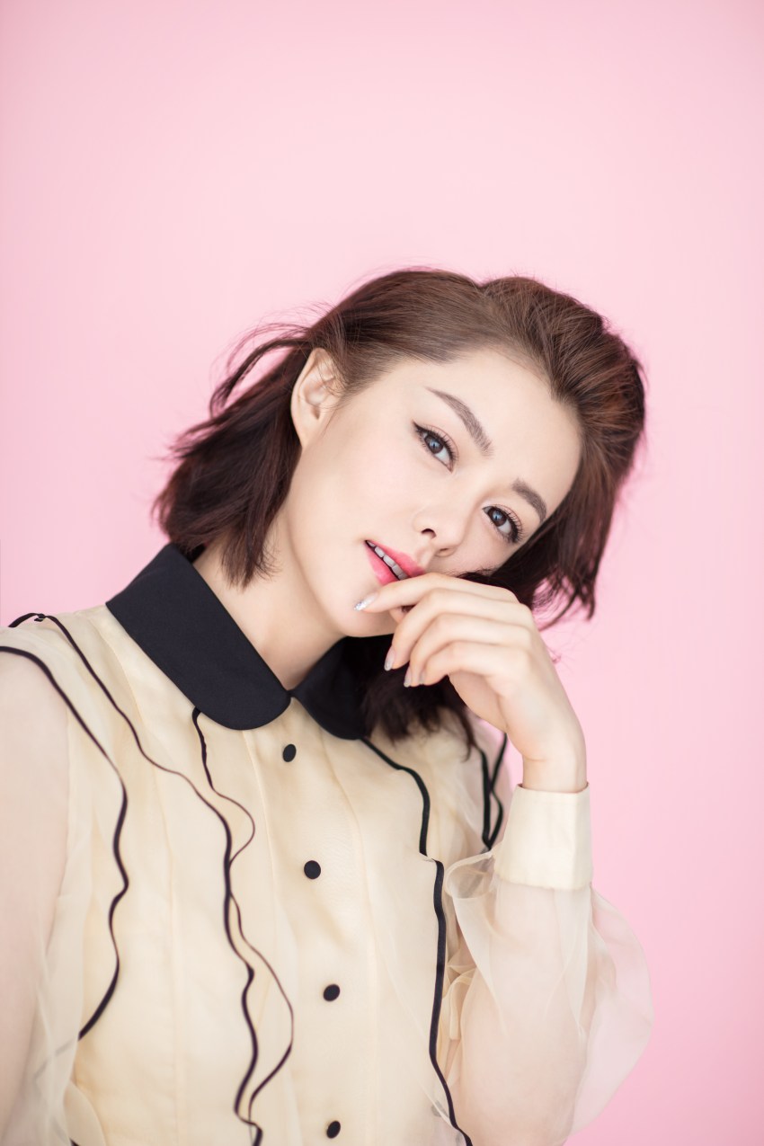 刘一含曝夏日清新大片 俏皮可爱展摩登少女