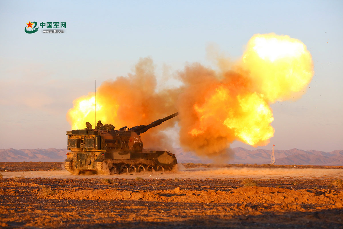 我军自行火炮在戈壁滩猛烈开火