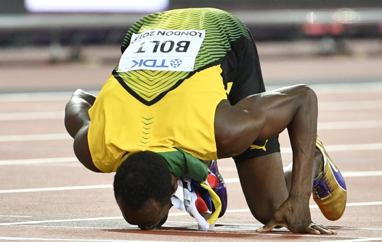 21岁的科尔曼摘得银牌35岁的老对手加特林以9秒92收获冠军但无法帮他