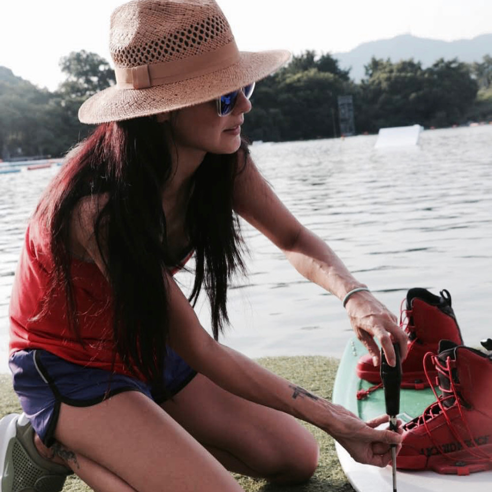 8 张柏芝玩水上运动 网友却心疼她的手