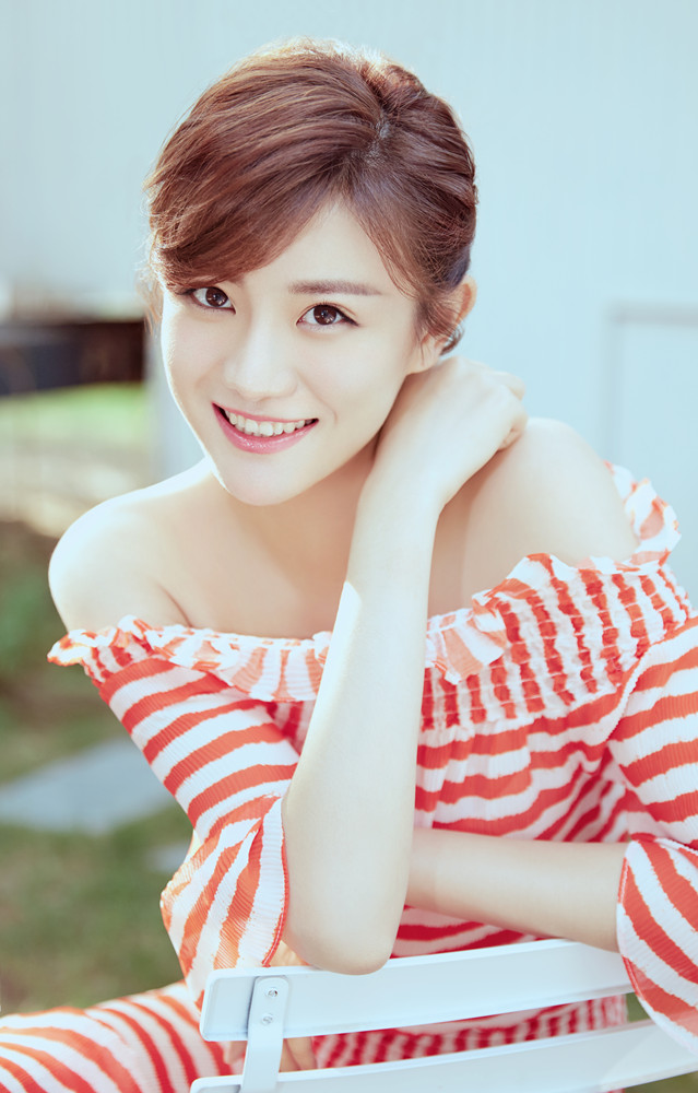 演员牟星恬静大片单手拂面双瞳剪秋