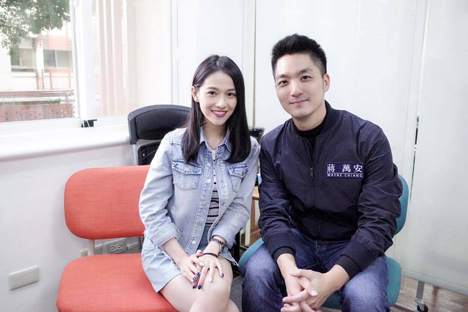 蒋万安与美女记者合照 周玉蔻批:政治人物和媒体人应谨守份际