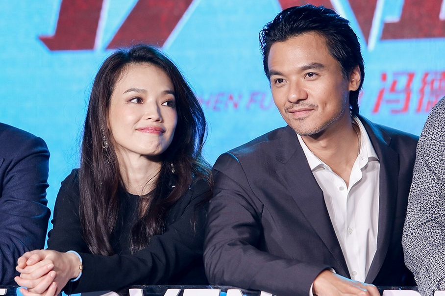 舒淇冯德伦同框甜蜜聊天笑得多甜