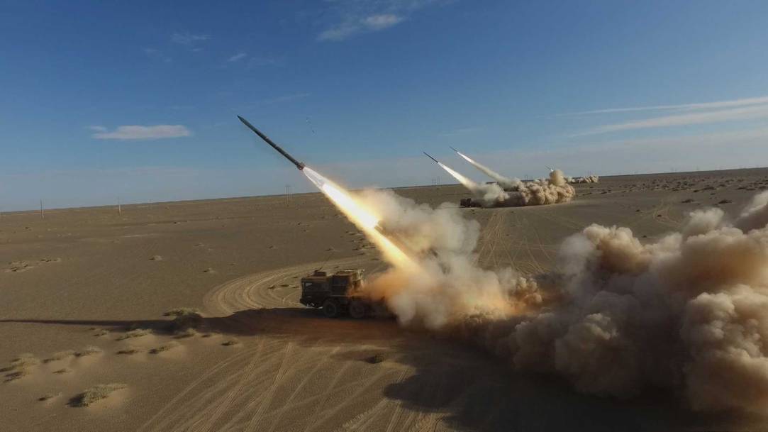 9 陆军防空导弹大漠齐射场面壮观