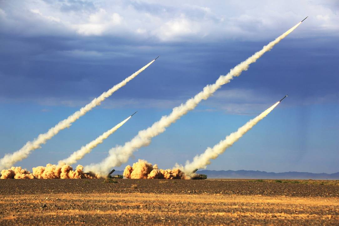 陆军防空导弹大漠齐射场面壮观