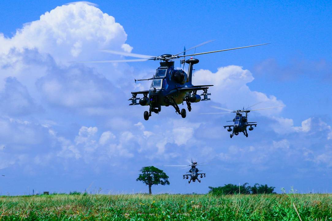 8月7日,第74集团军某陆航旅在粤东某地组织直升机编队飞行训练,低空