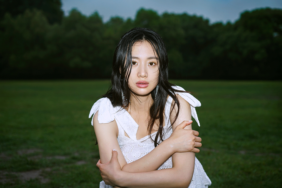 李梦雨中丛林质感写真自在游走的随性洒脱