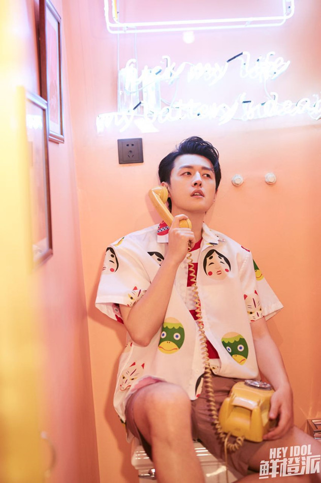 6 胡耘豪最新写真秋意浓 文艺复古展多面魅力