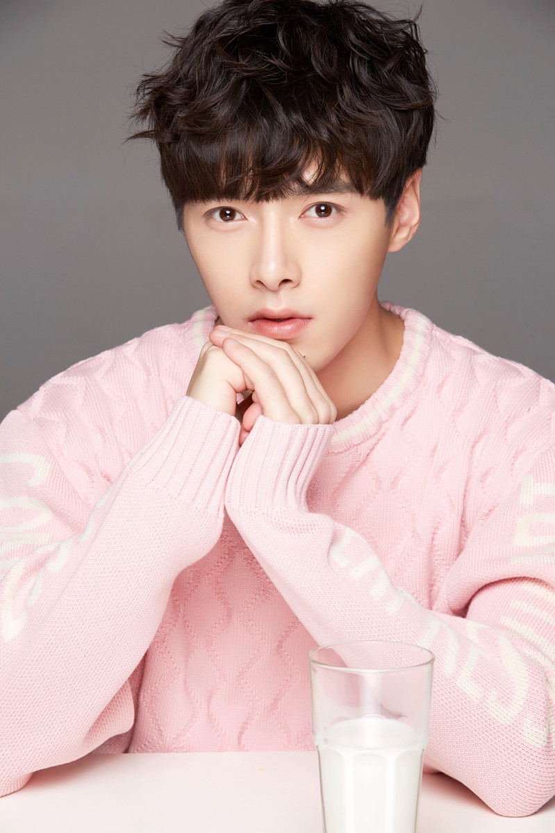 5 方逸伦纯美写真曝光 牛奶君变暖男撩人十足