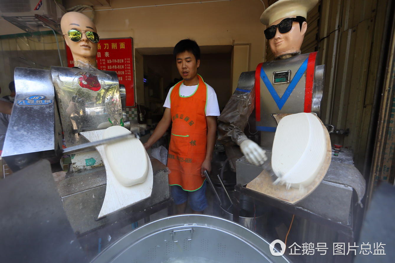 面馆雇俩机器人削面 一年多挣十几万