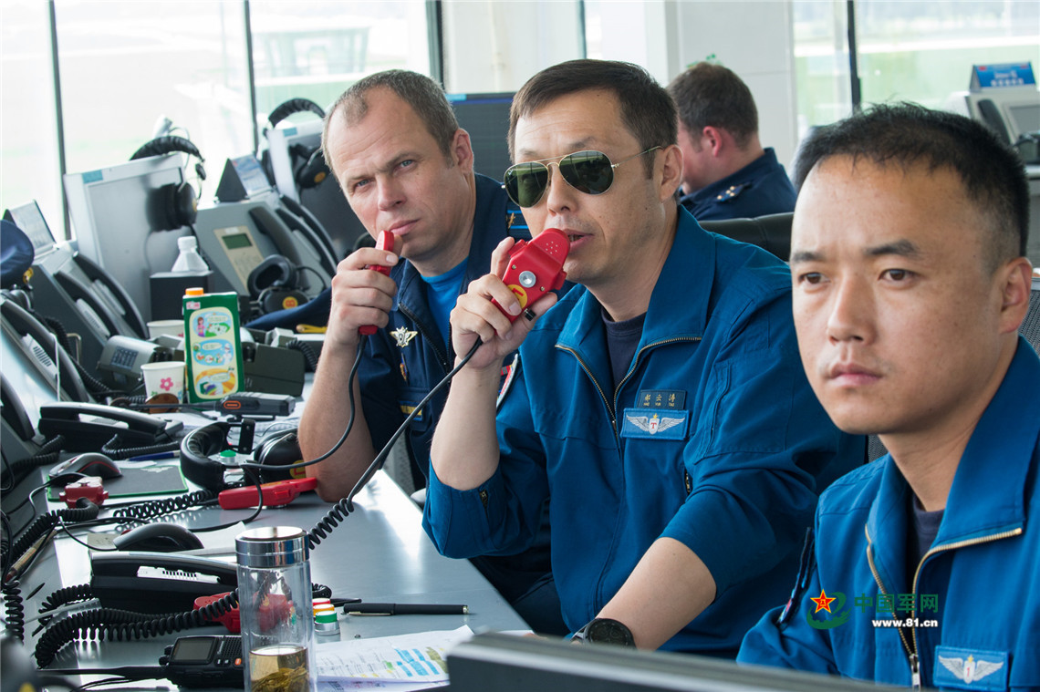 杨盼摄影   中俄空军穿插起飞,双方指挥员协同指挥.