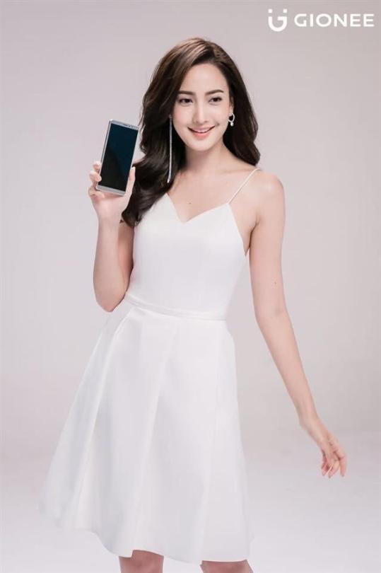 而拿着手机拍照的知名女星taew(道妹),这位女星在泰国拥有极高的人气