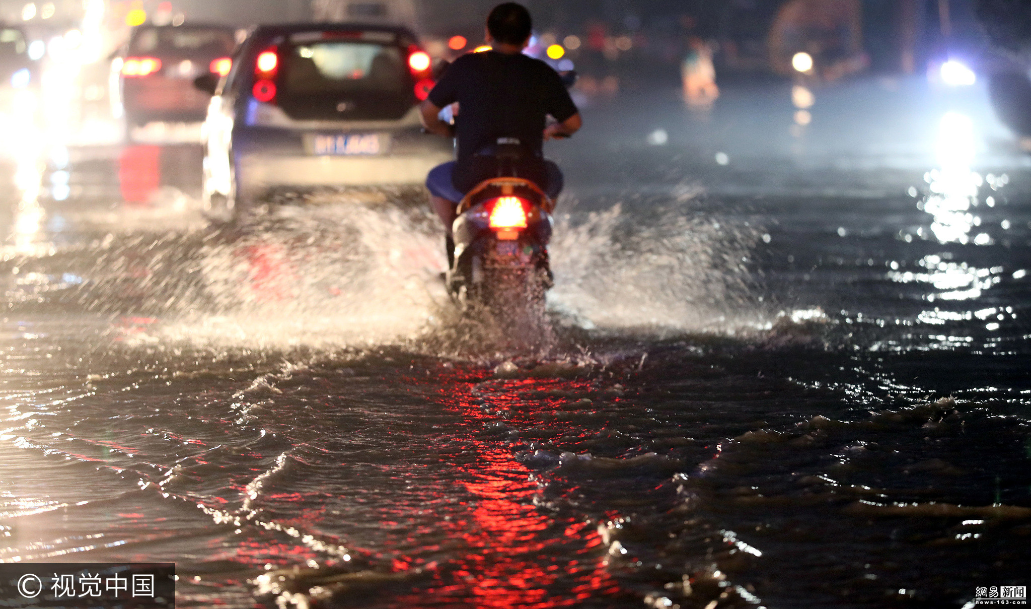 5 山西运城遭强降雨 交警深夜雨涝中执勤