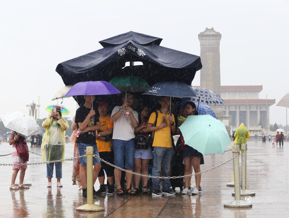 5 天安门广场执勤武警将伞让群众 自己淋雨