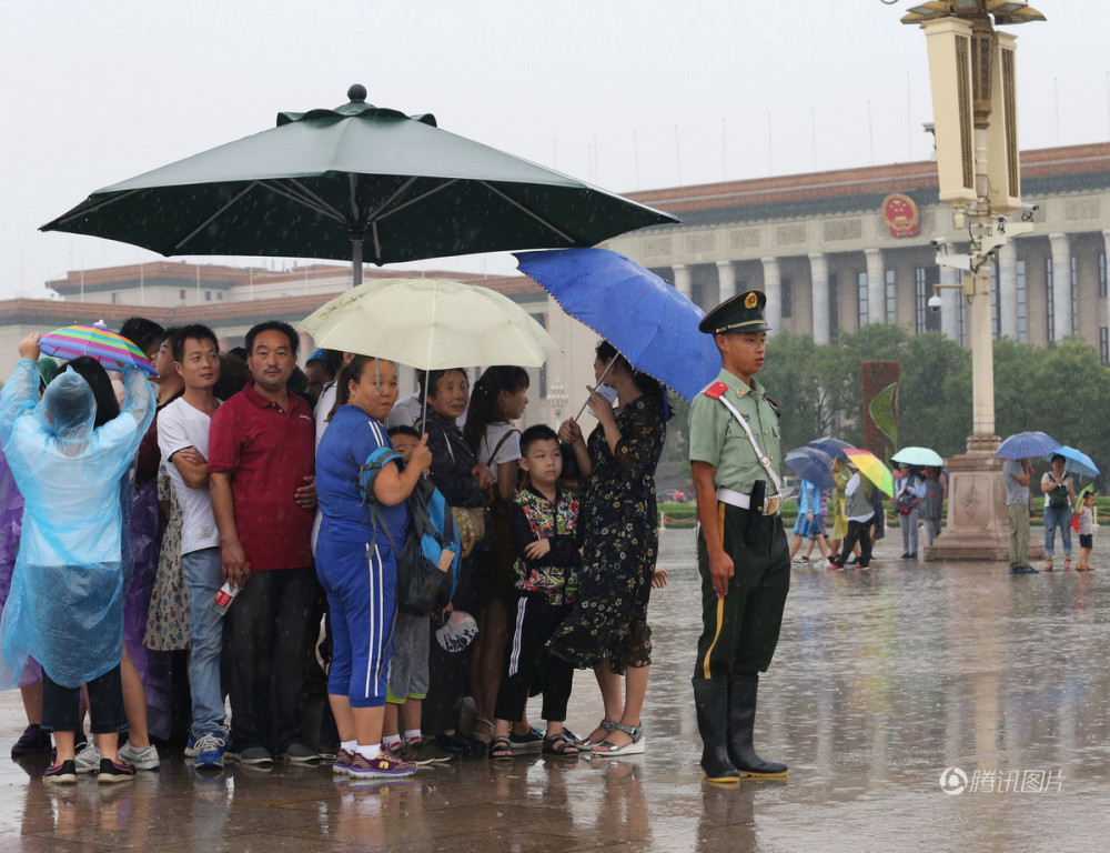 天安门广场执勤武警将伞让群众自己淋雨