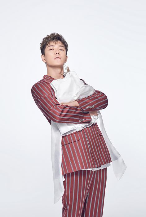 8 王栎鑫爆奶爸写真 鬼马搞怪彰显独特魅力