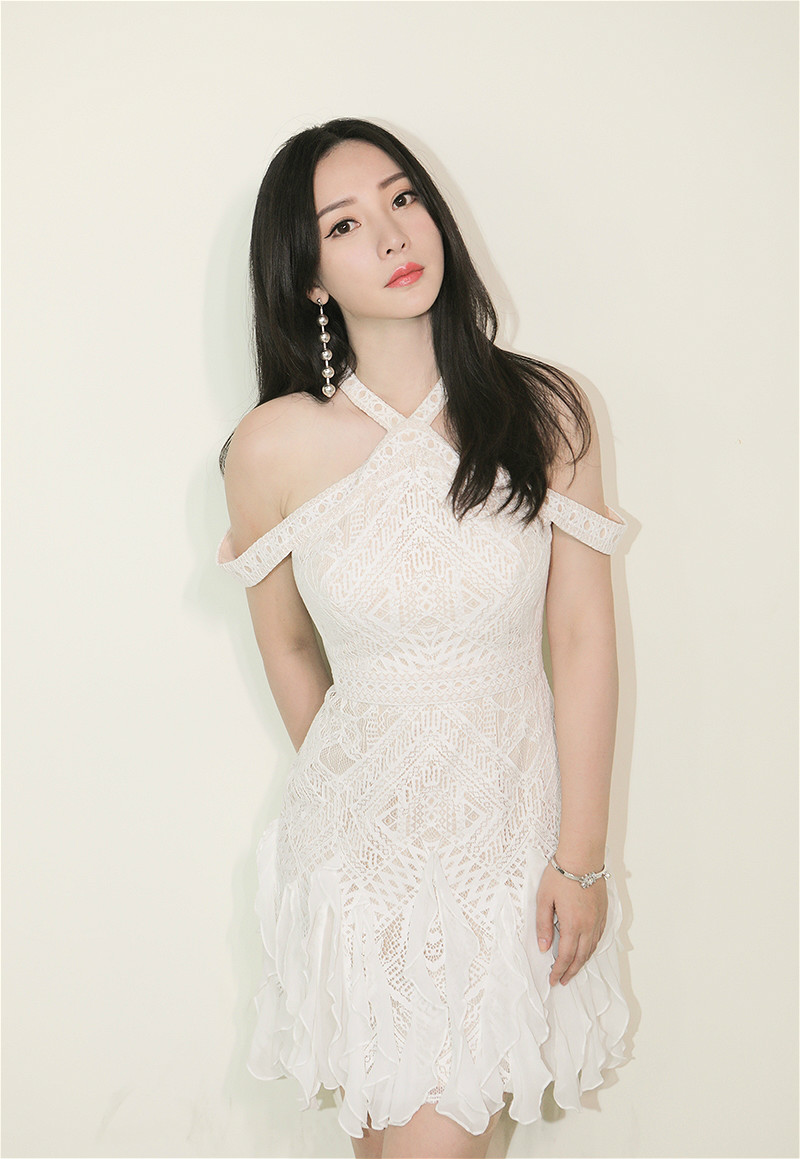 4 柳岩露肩蕾丝白裙清新梦幻 自嘲"墙比我白"