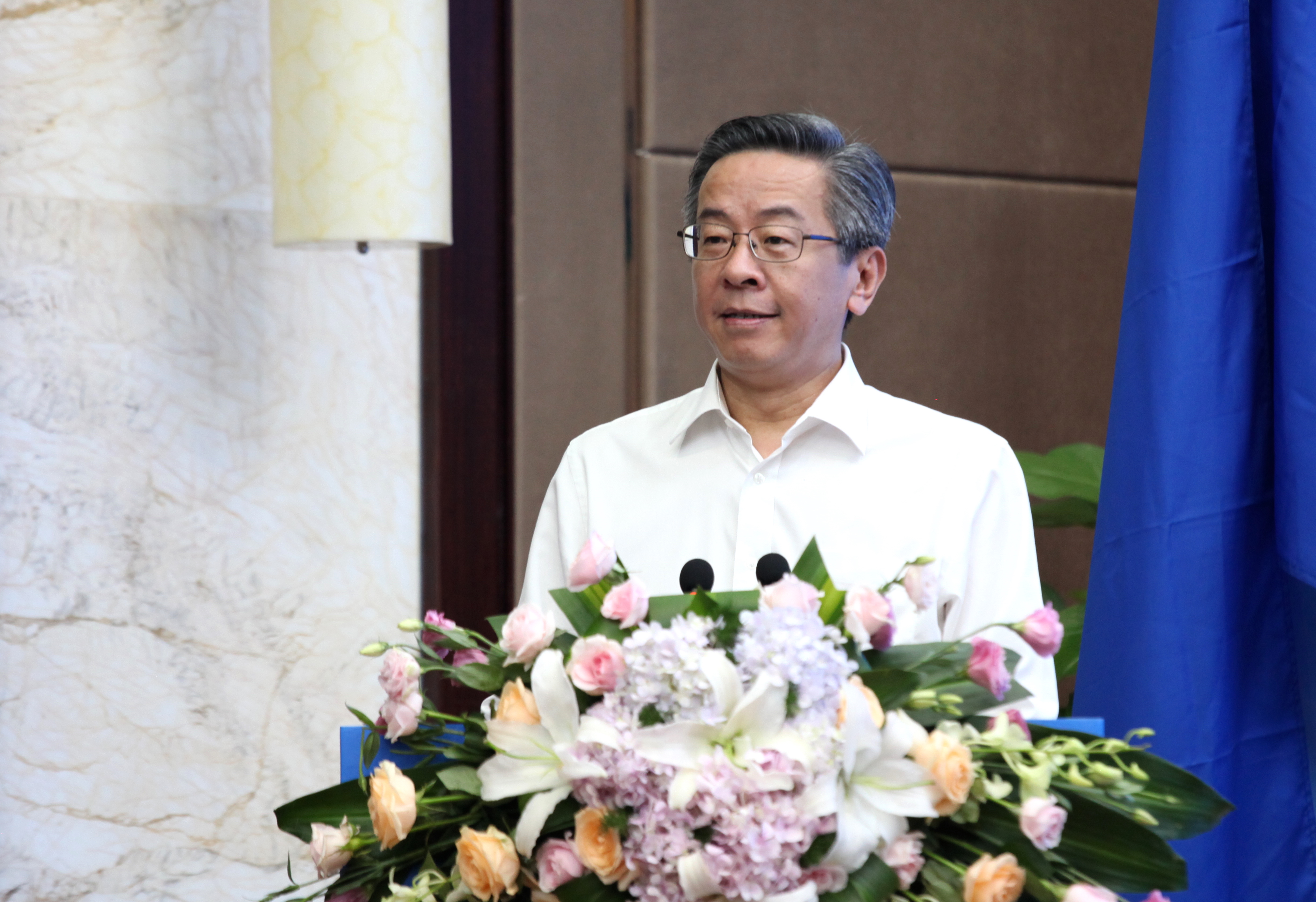 贵州省副省长卢雍政:让贵州山地生态更美 旅游经济更强