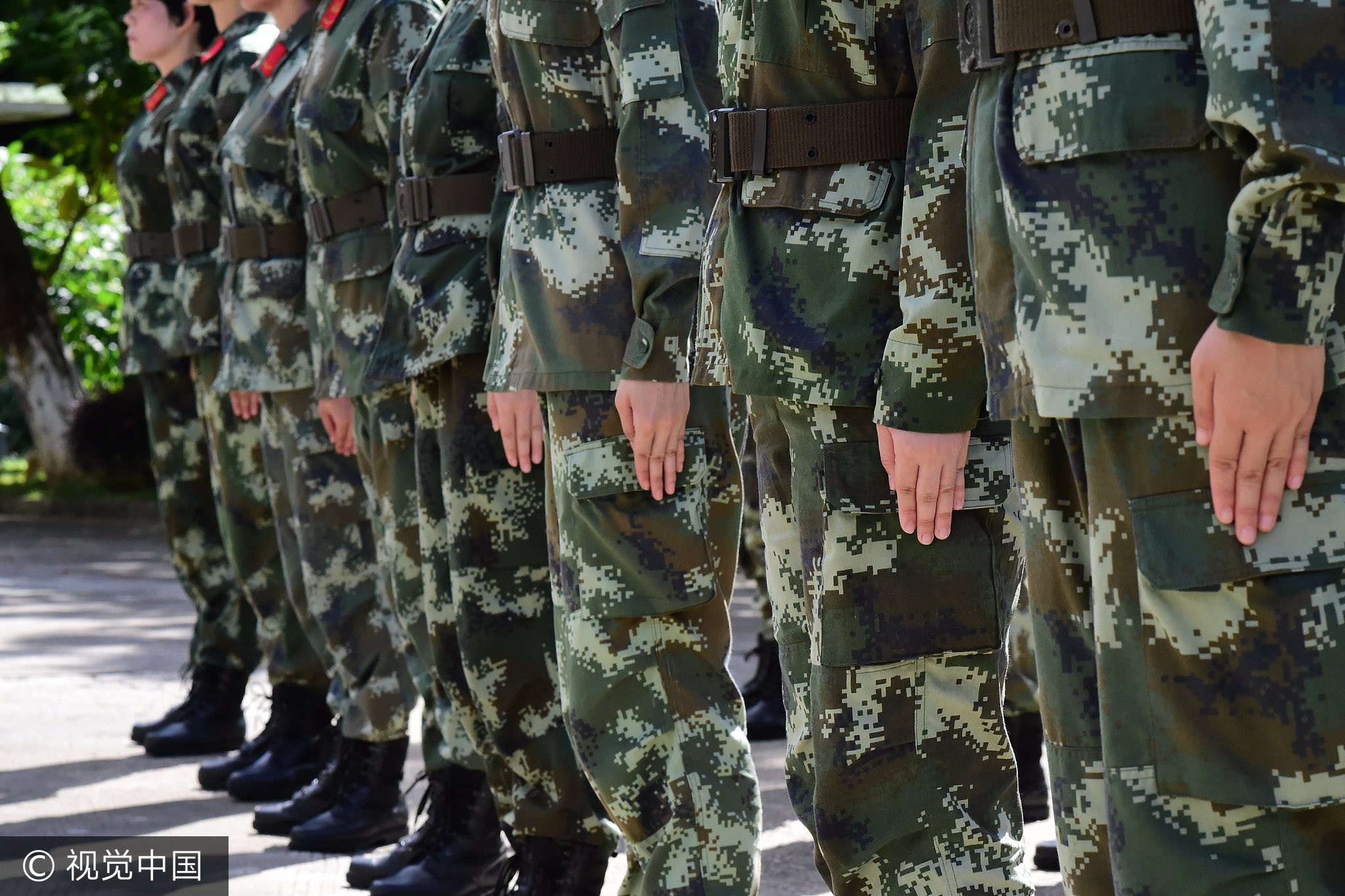 氣溫計爆表 邊防女兵抗50℃高溫站軍姿