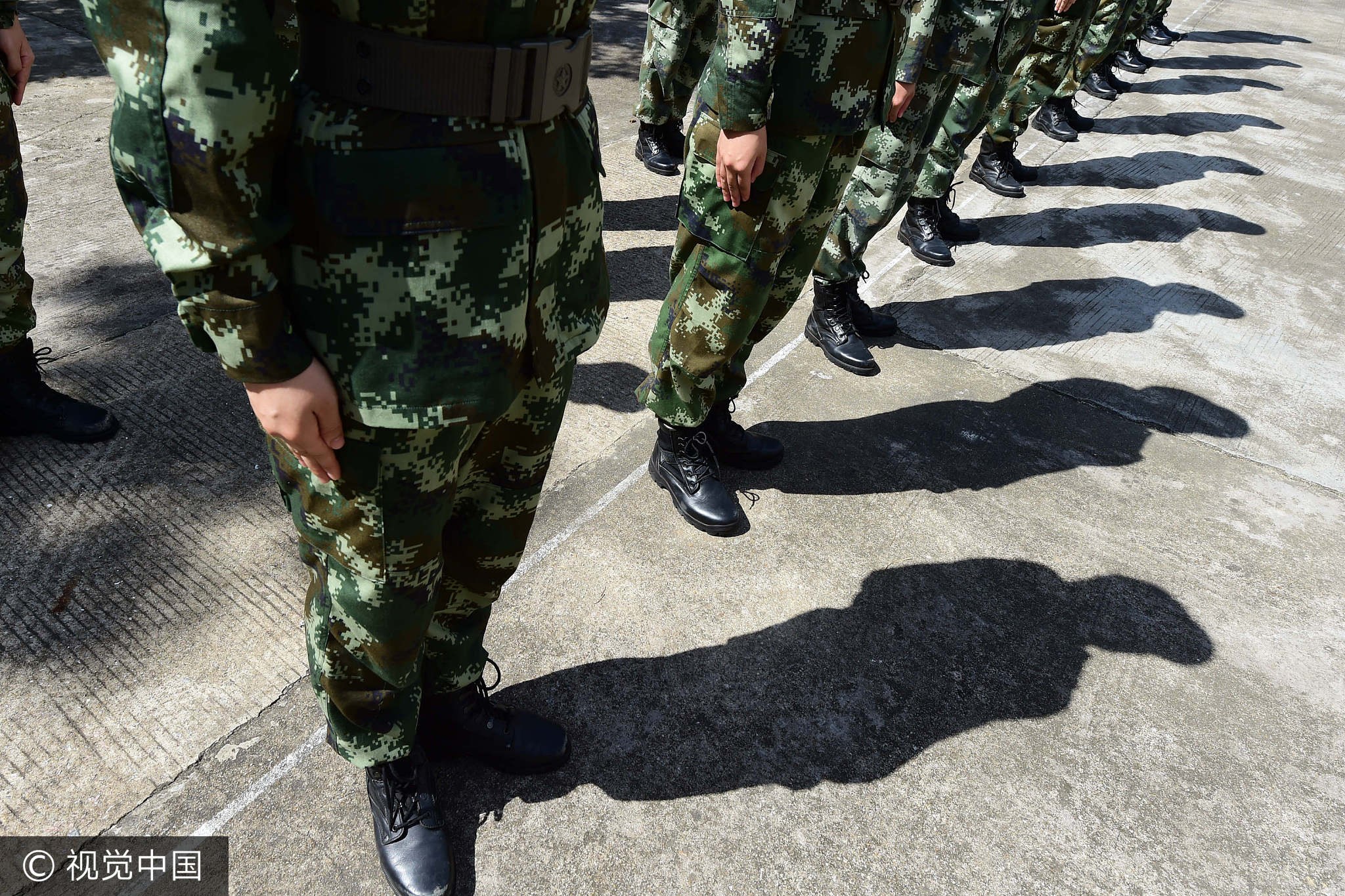 7 氣溫計爆表 邊防女兵抗50℃高溫站軍姿