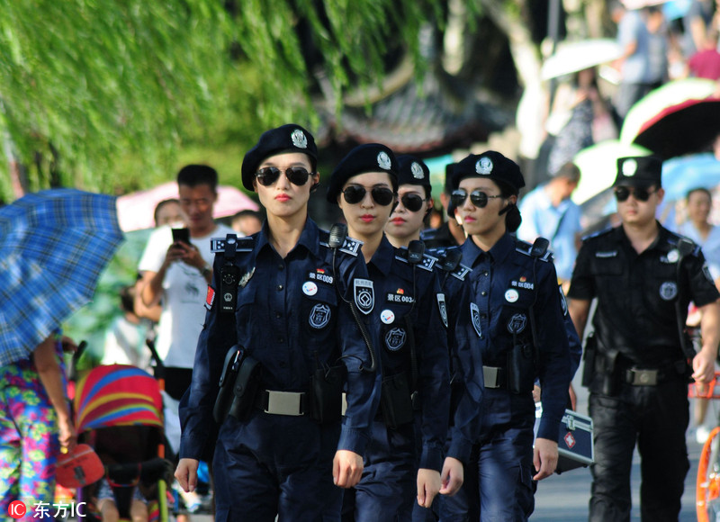 杭州西湖雨后游客爆棚女子巡警英姿飒爽护航