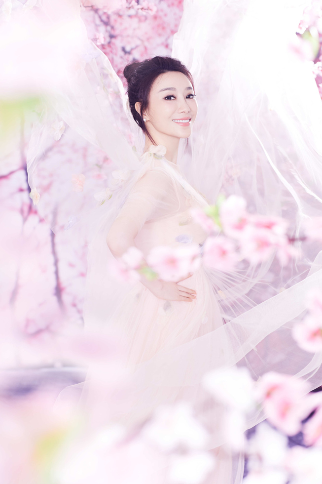 邓童天曝仙气大片桃花雨里笑靥嫣然裙飞扬