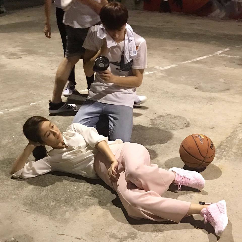 4 林心如晒近照秀美腿 打篮球也不忘凹造型