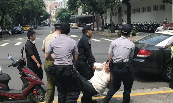 台湾总统府前溅血宪兵被砍