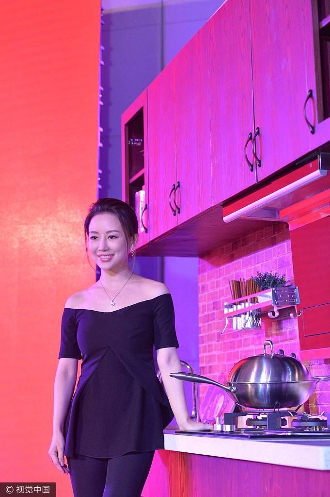 潘晓婷出席活动与高层热聊一袭黑衣露香肩