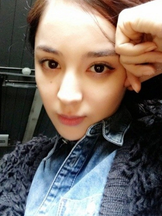 学生时古力娜扎在教室自拍 尽显小仙女气质