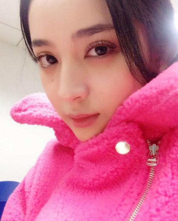 学生时古力娜扎在教室自拍 尽显小仙女气质