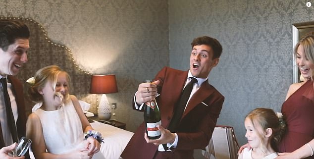 9 戴利公布甜蜜婚礼照片 相拥看焰火幸福满满