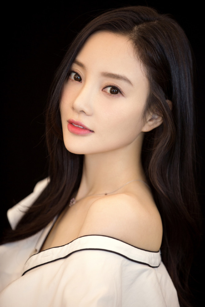 9 惊艳!李小璐v领短裙秀香肩美腿 展妩媚甜笑