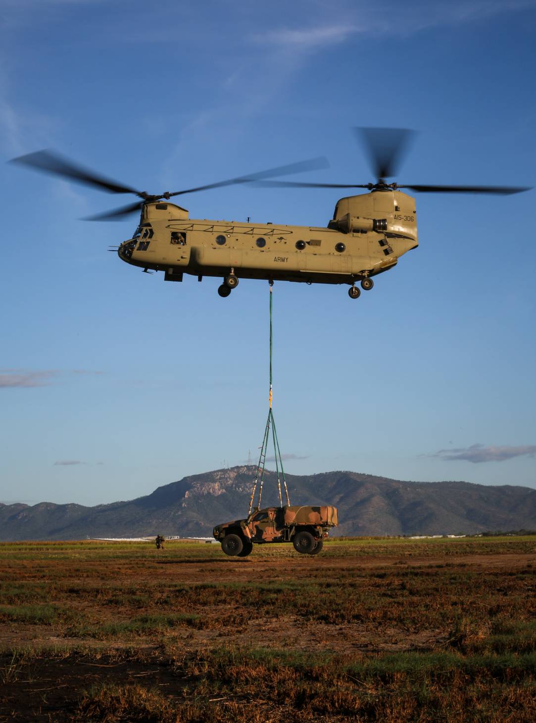 17 支奴干直升机轻松吊起澳战术车辆