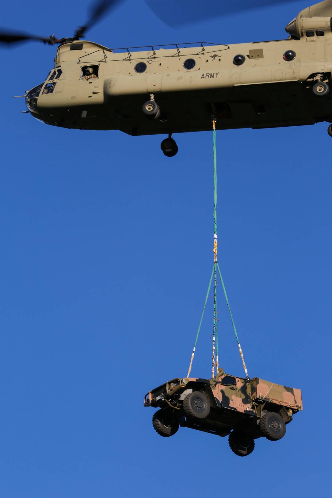 支奴干直升机轻松吊起澳战术车辆