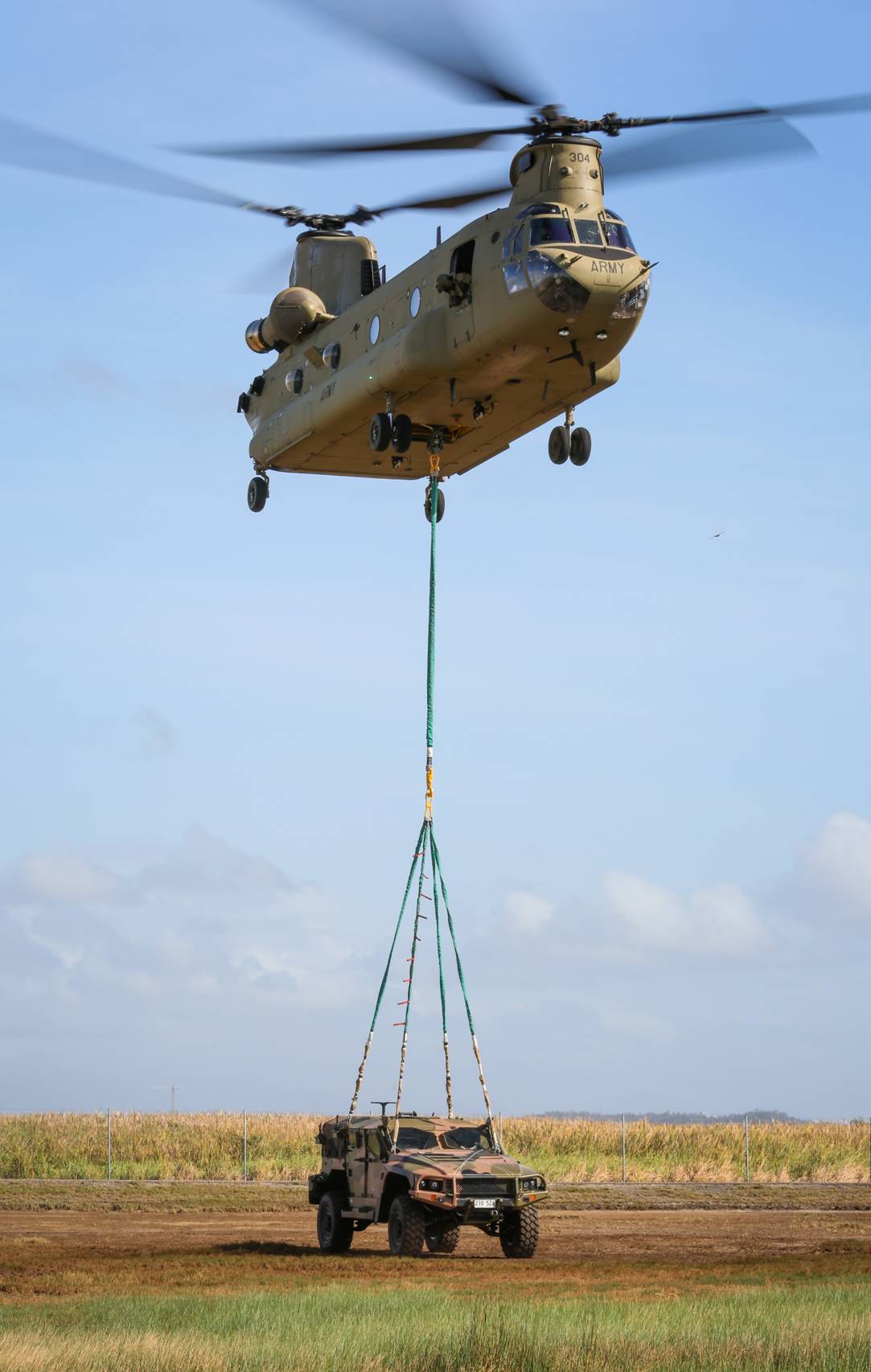 支奴干直升机轻松吊起澳战术车辆