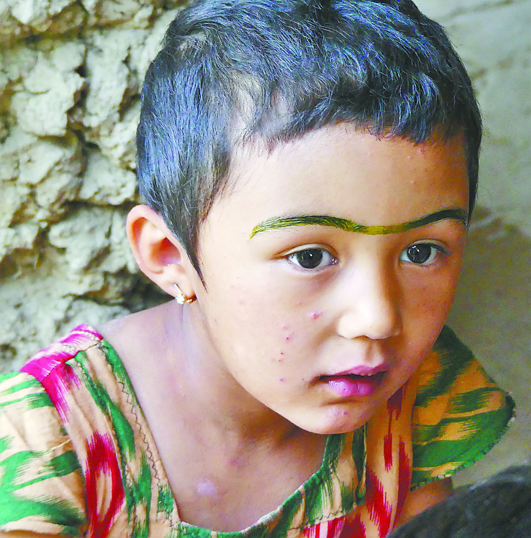 画着"通眉"的当地女孩.潘 亮摄