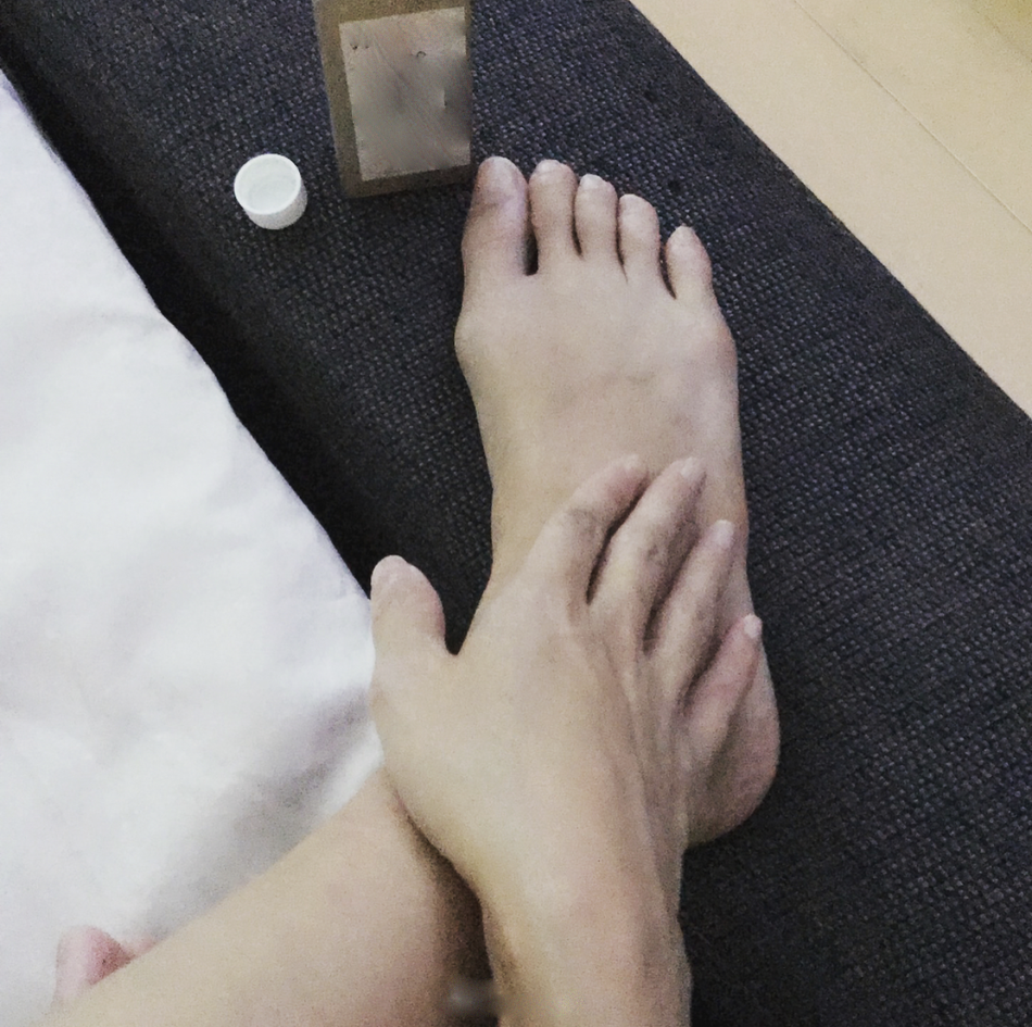 张柏芝脚受伤拄拐杖出门 发文感悟人生道理