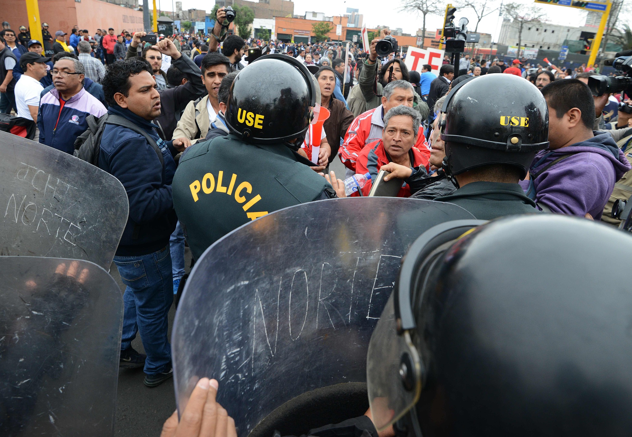 当地时间2017年8月24日,秘鲁利马,秘鲁教师工会的老师们持续进行罢工