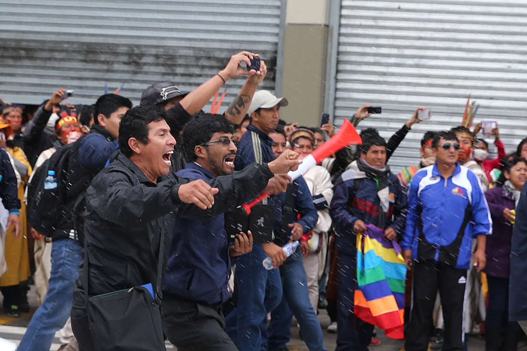 秘鲁教师要求涨薪罢工2个月 与警察发生冲突