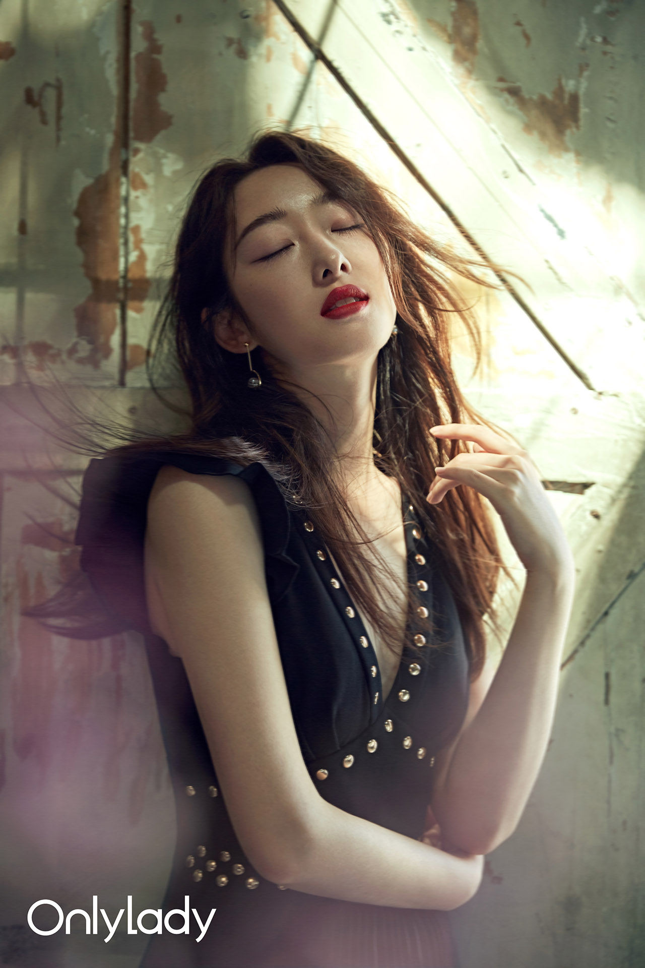 蒋梦婕施展烈焰红唇杀 肌肤白到反光太抢眼