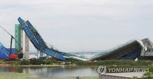 26日下午3时20分许,韩国京畿道平泽市正在建设中的平泽湖大桥桥面断裂